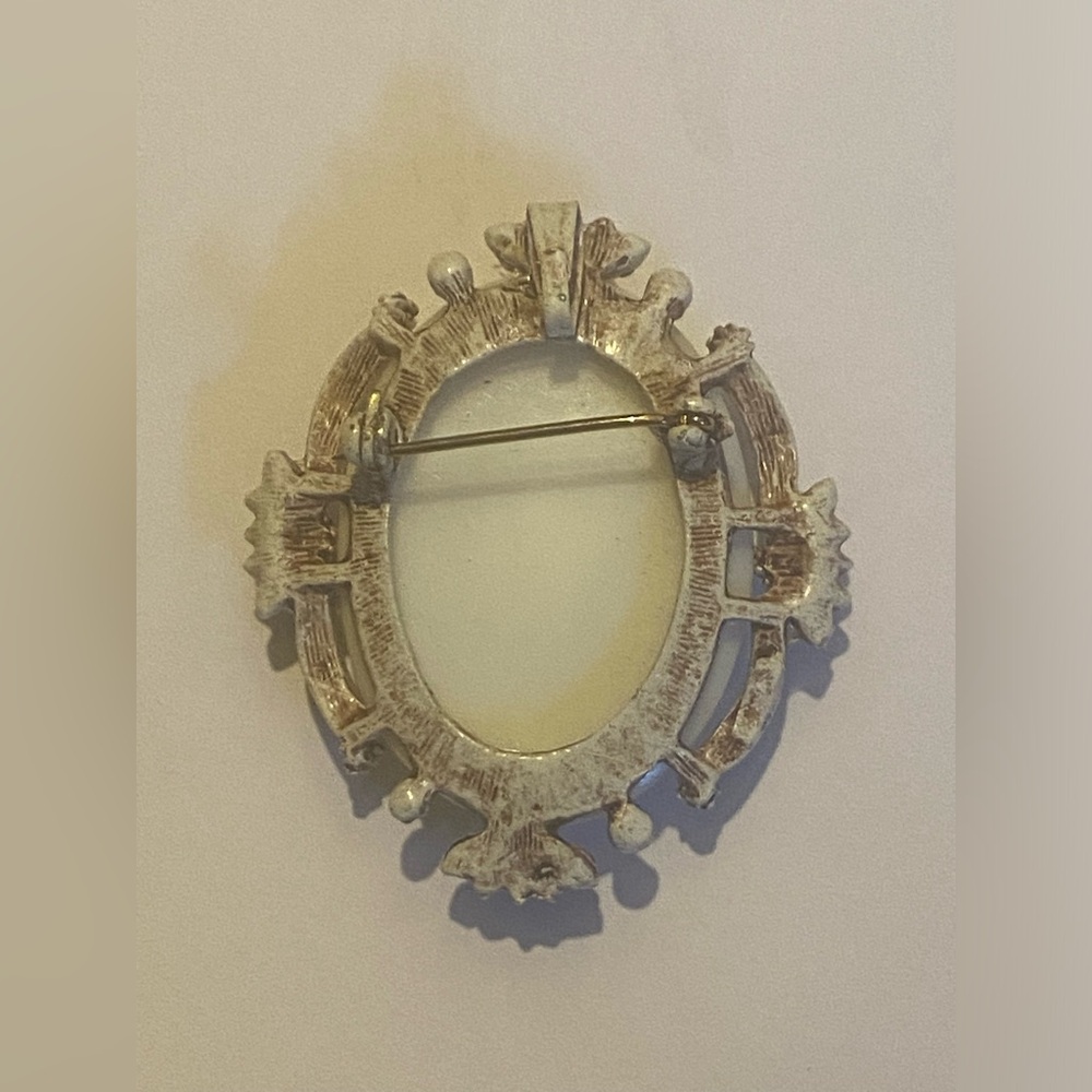 Vintage Costume Rootbeer Cameo Milkglass Brooch / Pendant #9183 - Picture 4 of 4